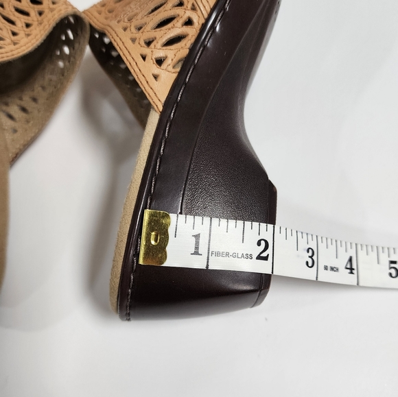 Clarks laser-cut tan leather slip-on mules womens size 9 - Picture 12 of 14